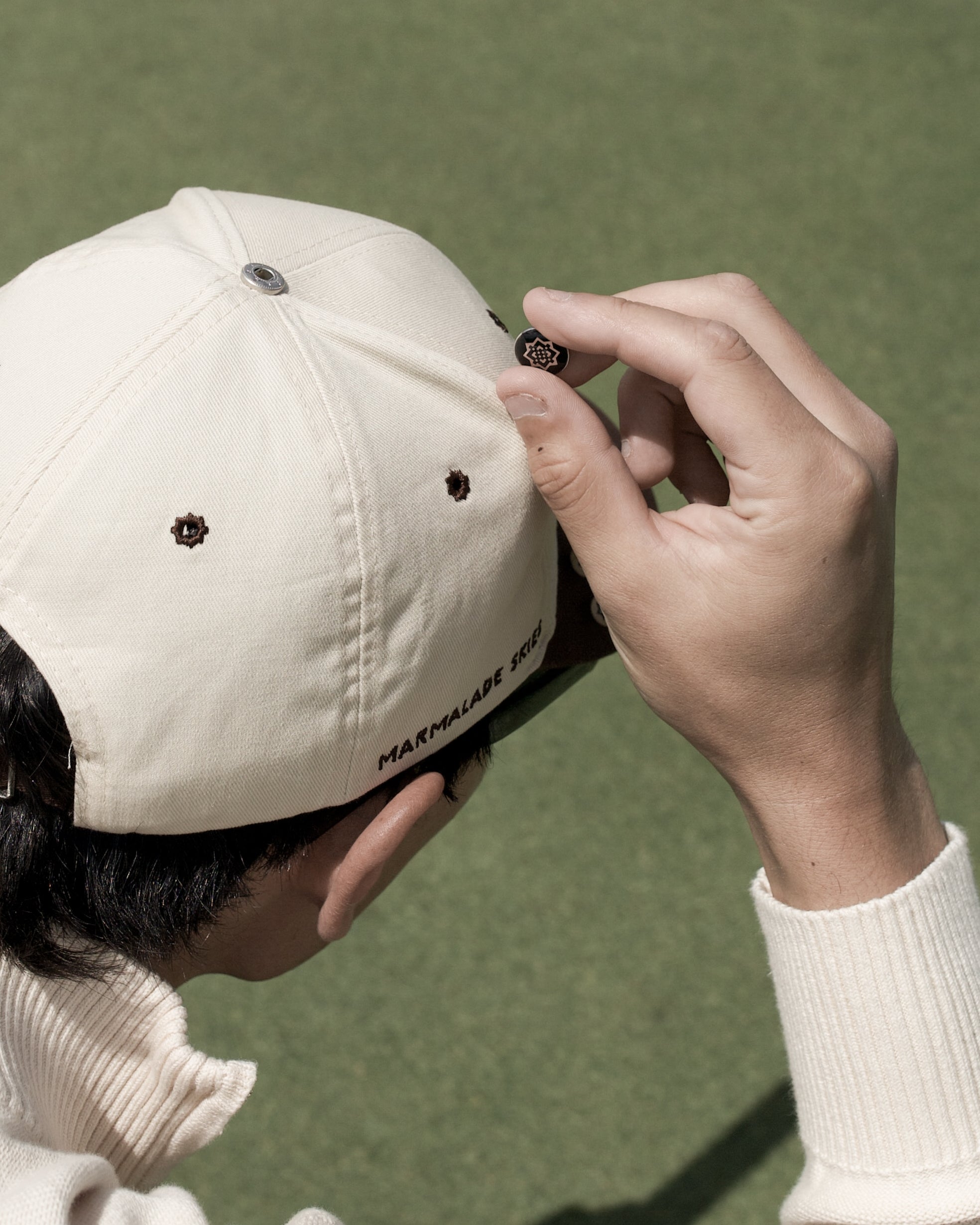 (IVORY/BROWN) WOVEN COTTON CREW STRAPBACK CAP