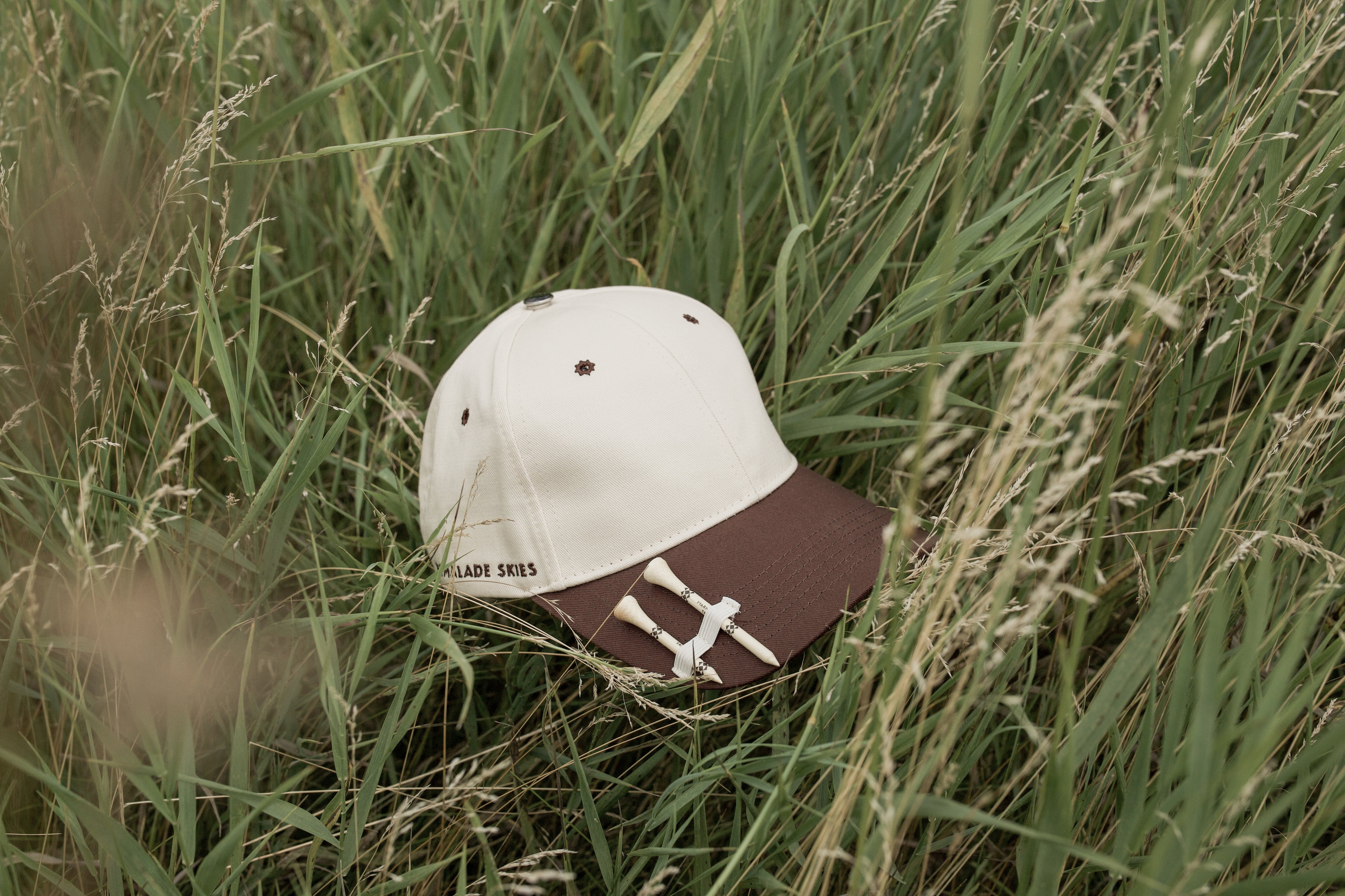 (IVORY/BROWN) WOVEN COTTON CREW STRAPBACK CAP
