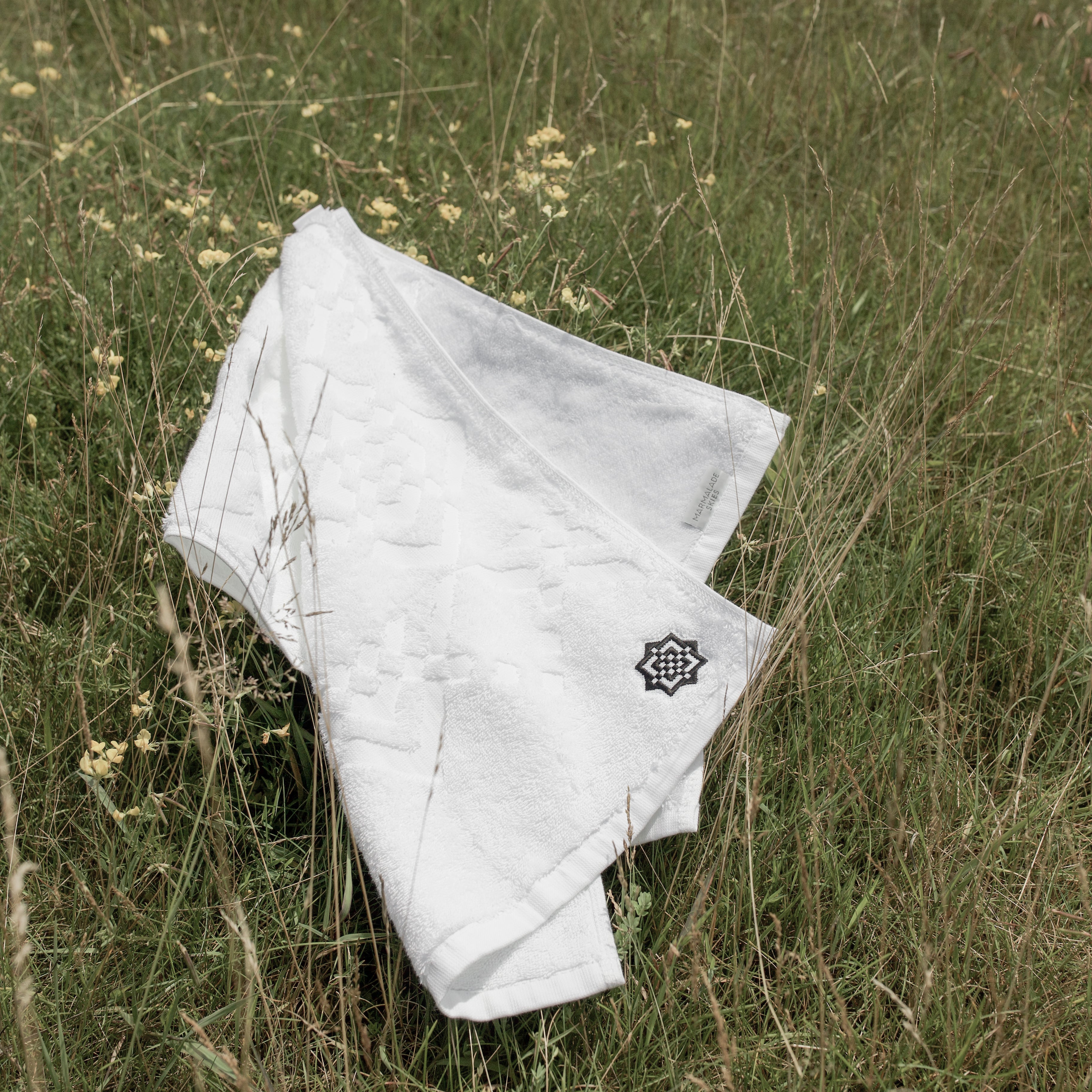 (WHITE) TERRY COTTON ARGYLE GOLF TOWEL